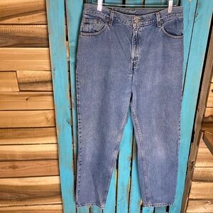 Vintage Y2K Levi’s 550 jeans size 14 inseam 32” light wash taper leg high waist